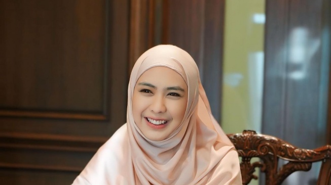 Potret wanita dewasa tersenyum